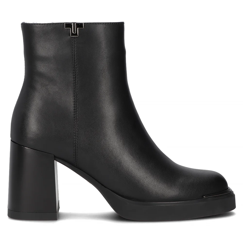 Leather ankle boots Filippo DBT6417/24 BK black