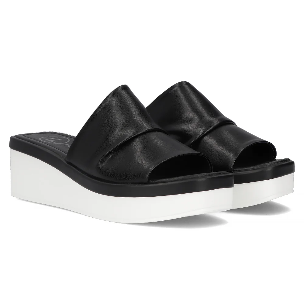 Leather flip-flops Filippo DK6147/24 BK black