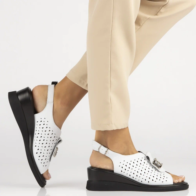 Skórzane sandały na koturnie Filippo DS6154/24 WH białe