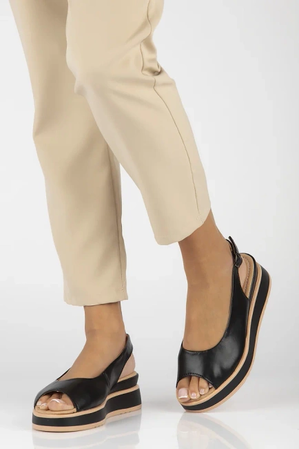 Skórzane sandały na koturnie Filippo DS6153/25 BK czarne