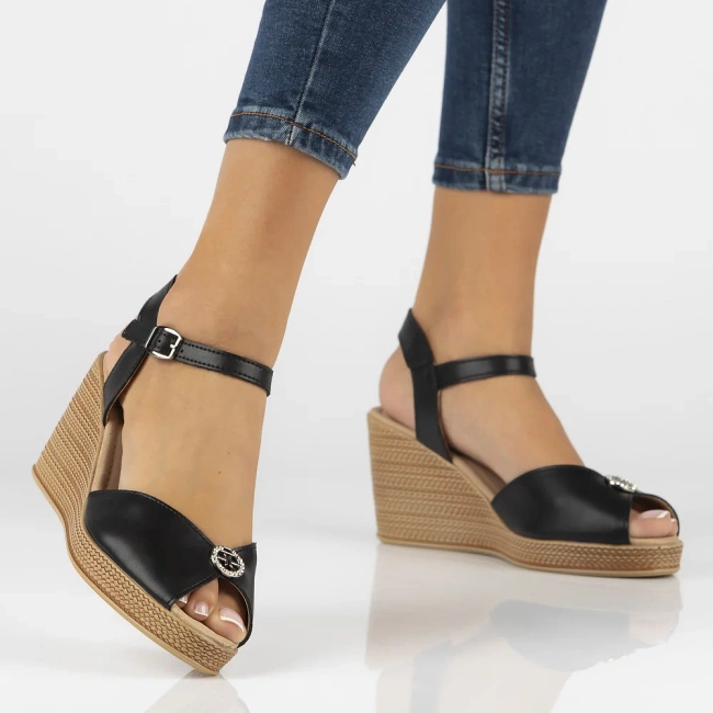 Skórzane sandały na koturnie Filippo DS6026/24 BK czarne