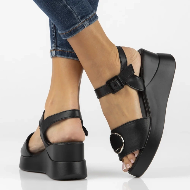 Skórzane sandały na koturnie Filippo DS4411/24 BK czarne