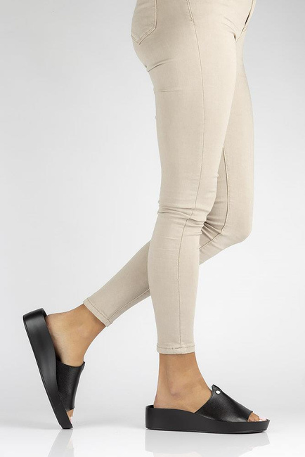 Skórzane klapki Filippo DK2059/22 BK czarne