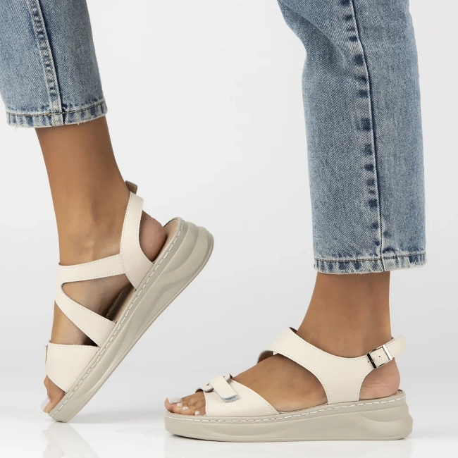 Skórzane sandały na platformie Filippo DS7043/25 BE beżowe