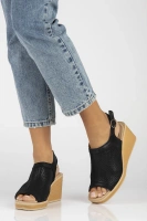 Skórzane sandały na koturnie Filippo DS6053/24 BK czarne