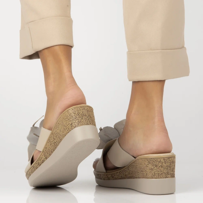 Skórzane klapki Filippo DK7039/25 BE beżowe