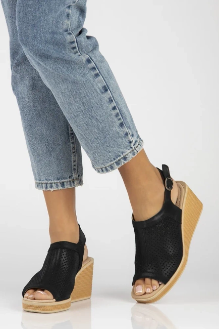 Skórzane sandały na koturnie Filippo DS6053/24 BK czarne