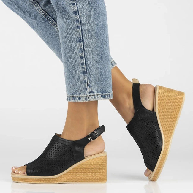 Skórzane sandały na koturnie Filippo DS6053/24 BK czarne