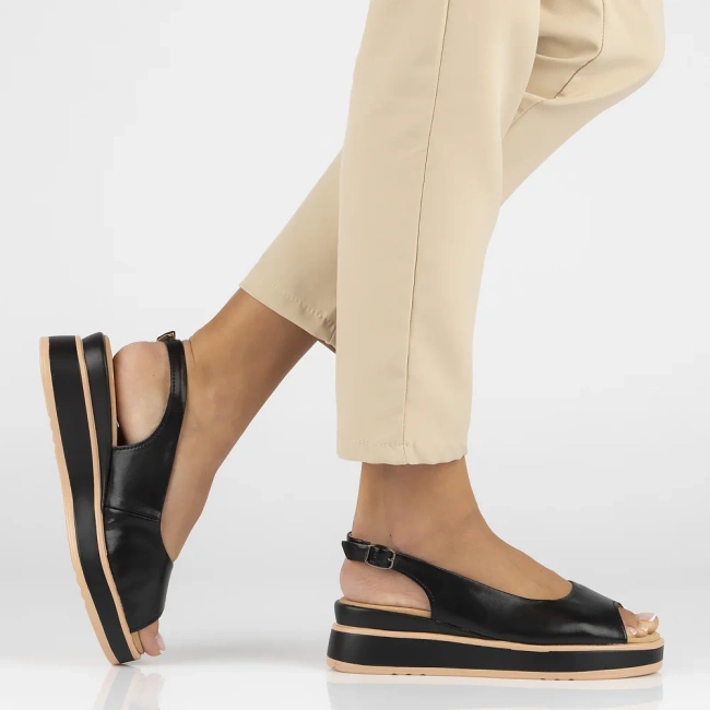 Skórzane sandały na koturnie Filippo DS6153/25 BK czarne