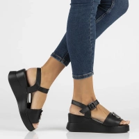 Skórzane sandały na koturnie Filippo DS4411/24 BK czarne